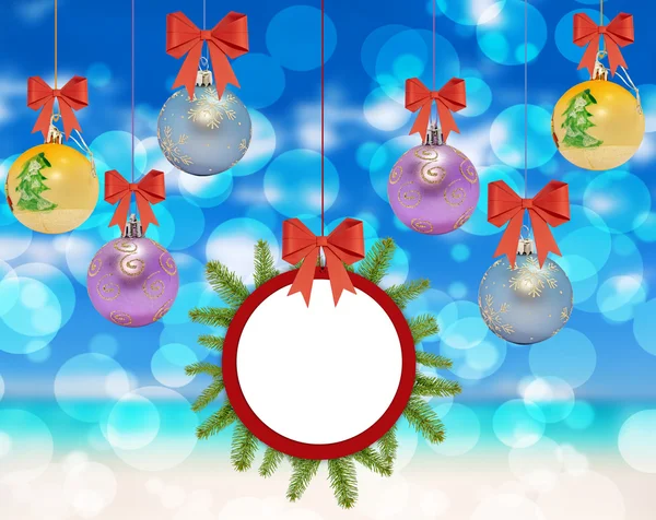 背景のボケ味の弓と松の木といくつかのクリスマス装飾ボール — ストック写真