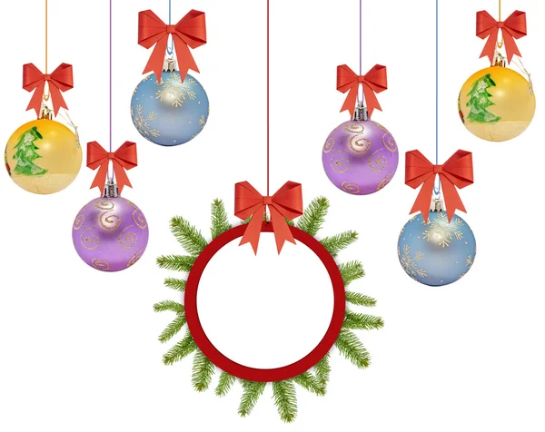 Αρκετές Χριστούγεννα διακοσμητική μπάλα με τόξο και πεύκα δέντρο σε λευκό φόντο — Φωτογραφία Αρχείου
