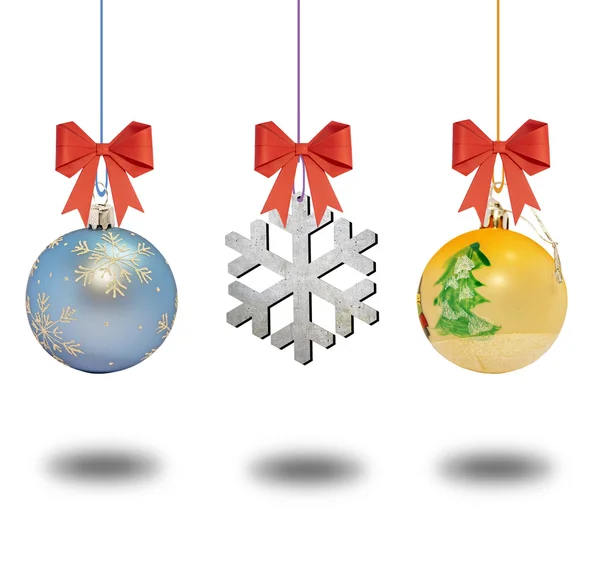 Beyaz arka plan üzerinde yay ile birkaç Noel dekoratif topu — Stok fotoğraf