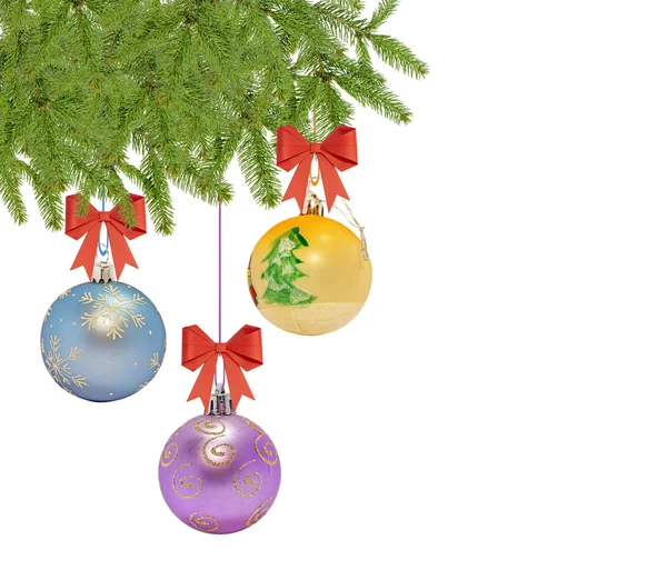 白い背景の上の弓と松の木といくつかのクリスマス装飾ボール — ストック写真