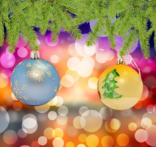 Boule décorative de Noël bleue et jaune sur fond bokeh — Photo