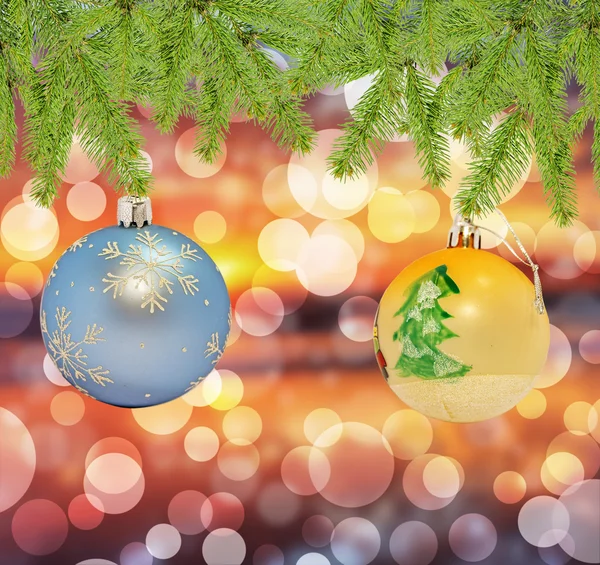 Natal bola azul e amarela decorativa no fundo bokeh — Fotografia de Stock