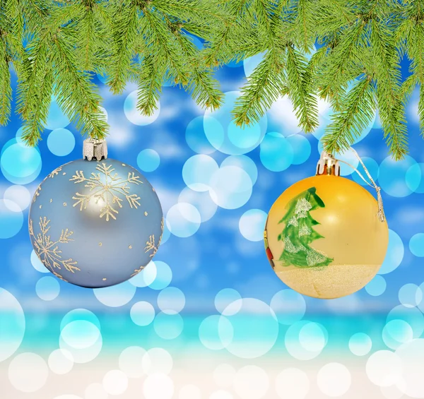 Natale decorativo blu e giallo palla su sfondo bokeh — Foto Stock