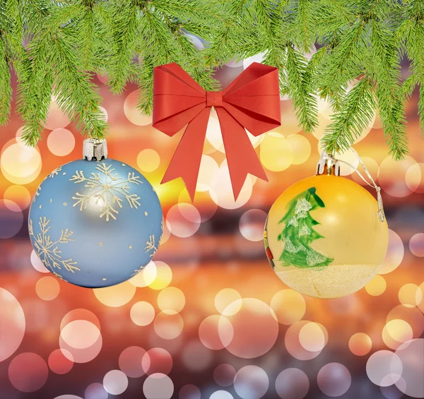 圣诞装饰蓝色和黄色球散景背景上的红色蝴蝶结 — 图库照片
