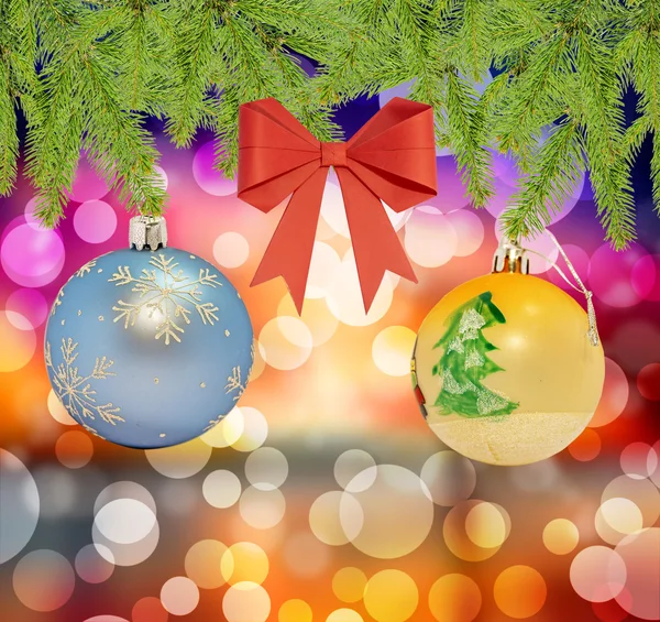 Noel bokeh arka plan üzerinde kırmızı yay ile dekoratif mavi ve sarı top — Stok fotoğraf