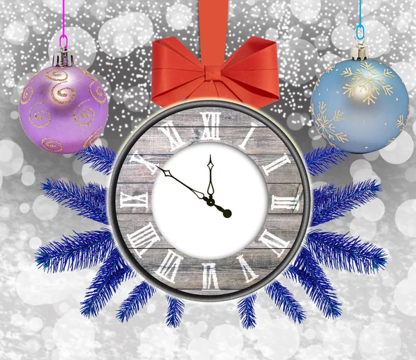 Χριστούγεννα ιστορικό ρολόι με πεύκο δέντρο κόκκινο τόξο και δύο διακοσμητική μπάλα — Φωτογραφία Αρχείου