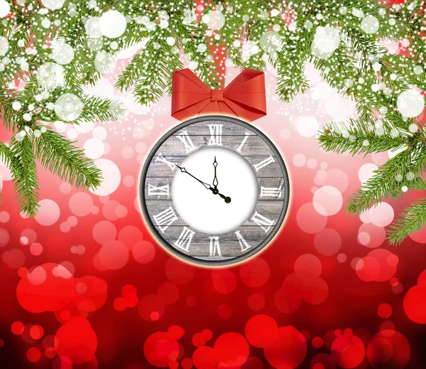 Weihnachten rote Hintergrunduhr mit Kiefer und roter Schleife — Stockfoto