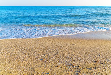 Yunanistan mavi denizde büyük kumlu plaj