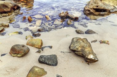 Plaj, taşlar ve deniz doğal arka plan