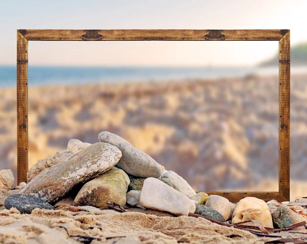 Roca en la playa con marco vacío y playa borrosa y mar — Foto de Stock