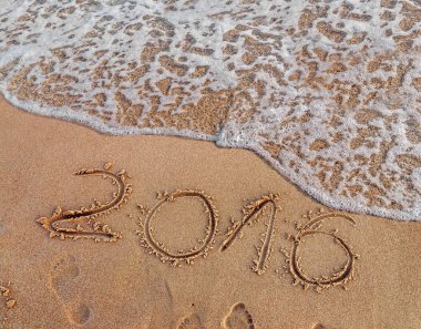 Yıl 2016 bir plajda kuma yazılı