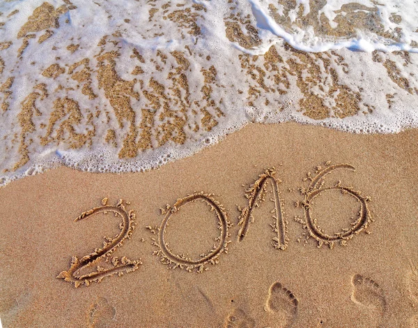 Rok 2016 napisane w piasek i fale na plaży — Zdjęcie stockowe
