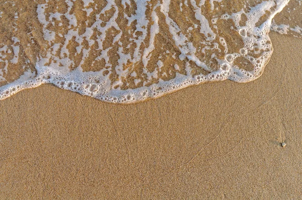 Очень близко песчаный пляж и волна в Греции — стоковое фото