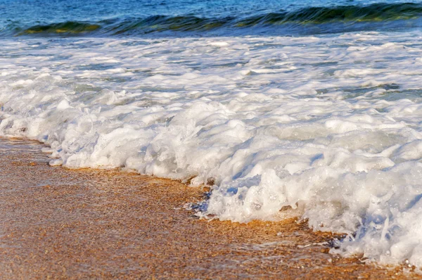 ギリシャの波に砂のビーチ — ストック写真