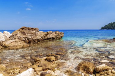 Arka planda Yunanistan yakın deniz ve taşlar