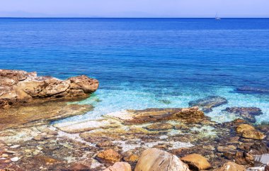 Arka planda Yunanistan yakın deniz ve taşlar