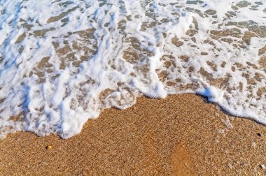 Tropikal plaj dalga çok yakın