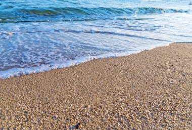 Dalga ile tropikal kum plaj