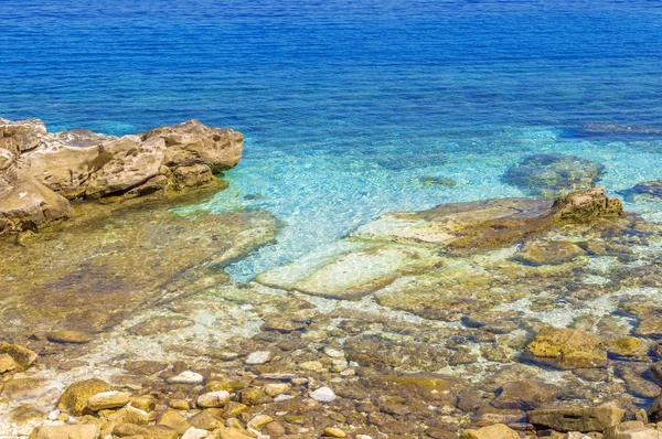 Orilla del mar y piedras cerca de fondo en Grecia —  Fotos de Stock