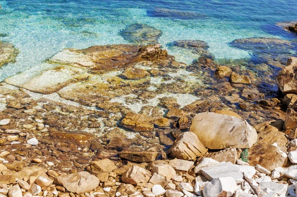 Orilla del mar y piedras cerca de fondo en Grecia —  Fotos de Stock