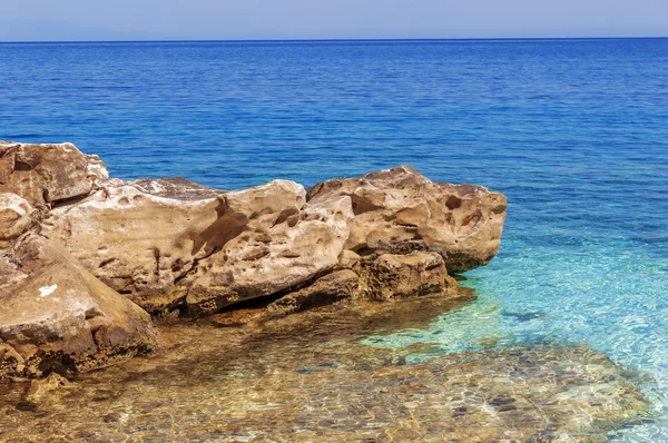 Θάλασσα ακτή και πέτρες κοντά υπόβαθρο στην Ελλάδα — Φωτογραφία Αρχείου
