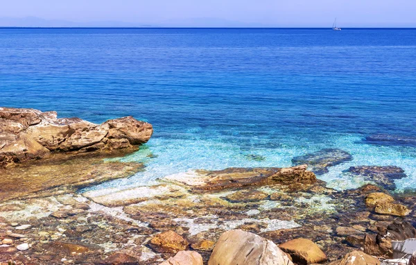 Orilla del mar y piedras cerca de fondo en Grecia —  Fotos de Stock