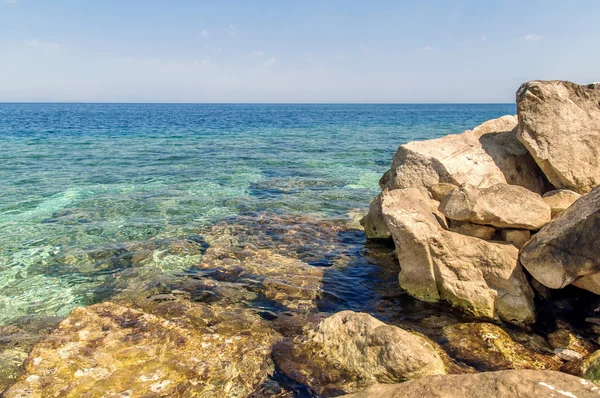 Orilla del mar y piedras cerca de fondo —  Fotos de Stock