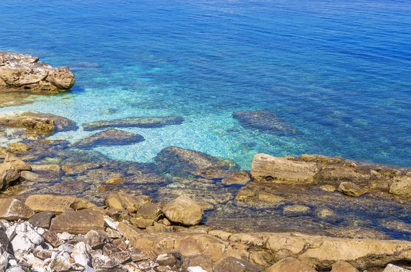Orilla del mar y piedras cerca de fondo en Grecia —  Fotos de Stock