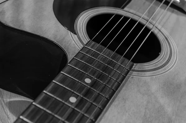 Siyah ve beyaz ses deliği ve pickguard ile akustik gitar — Stok fotoğraf