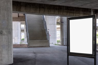 Merdivenleri ile köprü altında beton duvar arka plan üzerinde boş billboard
