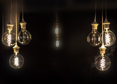 Retro tarzı aydınlatma dekor ile kahve dükkanı arka plan bulanıklık