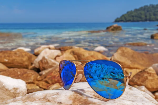 Сонцезахисні окуляри синій авіатор на березі скель — стокове фото