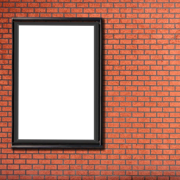 Una cartelera en blanco pegada a una pared de ladrillo de edificios —  Fotos de Stock