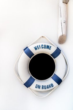 Beyaz duvar, float duvardaki beyaz ve mavi lifebuoy