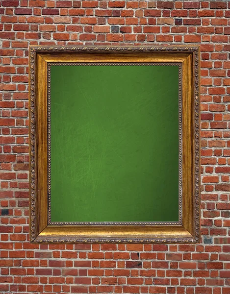 Vintage πράσινο Μαυροπίνακας με ξύλινο σκελετό κρεμασμένο στον τοίχο από τούβλα — Φωτογραφία Αρχείου
