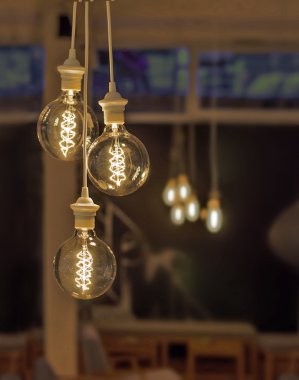 Retro tarzı aydınlatma dekor ile kahve dükkanı arka plan bulanıklık