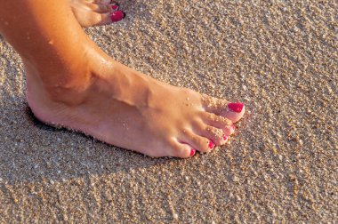 Gün batımı yakın sahilde yalnız duran genç kadın