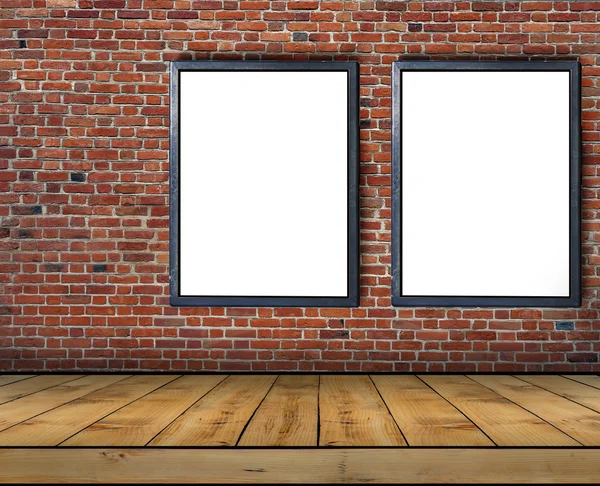 Dos grandes carteles en blanco unidos a una pared de ladrillo en el interior con piso de madera —  Fotos de Stock