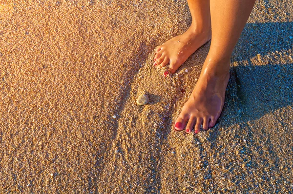 Jovem mulher sozinha na praia ao pôr-do-sol — Fotografia de Stock