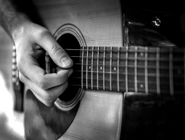 Siyah ve beyaz gitar oyuncu oyun şarkı açık, kapatın oynarken