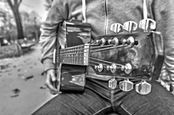 B&W - jonge man spelen gitaar herfst Eritreërs — Stockfoto
