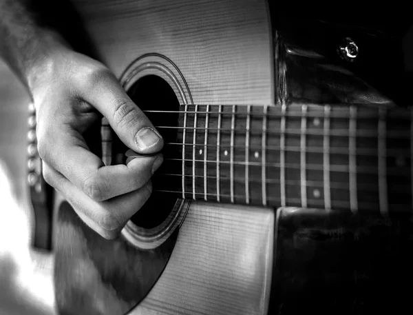 Siyah ve beyaz gitar oyuncu oyun şarkı açık, kapatın oynarken