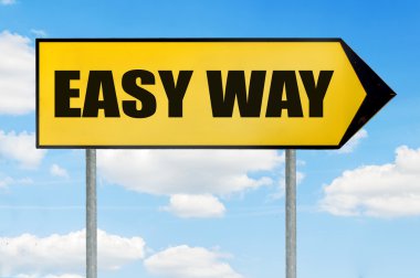 Kolay yolu işaret - sarı yol işaret ok şu mavi bulutlu gökyüzü karşı