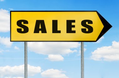 Satış işaret - sarı yol işaret ok şu mavi bulutlu gökyüzü karşı