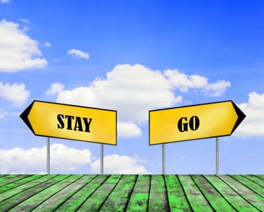 İki treet işaretleri gidin ve güzel mavi gökyüzü bulut closeup ve yeşil ahşap zemin ile kalın