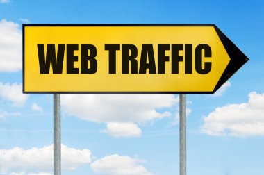 Web Trafik işaret - sarı yol işaret ok şu mavi bulutlu gökyüzü karşı