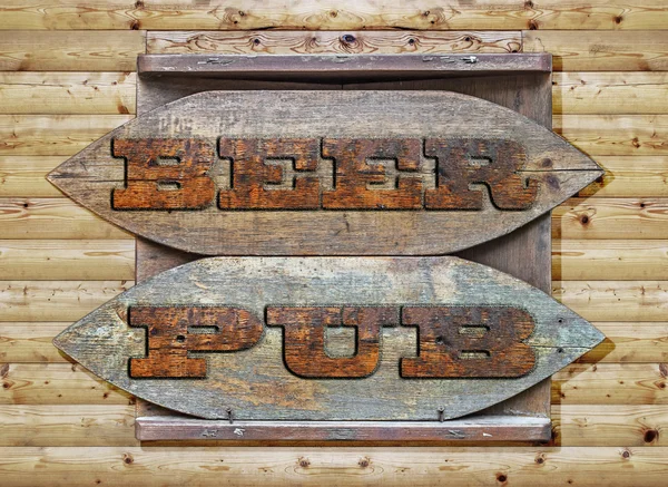 Bierkneipe hölzernes Schild hing an heller Holzwand — Stockfoto