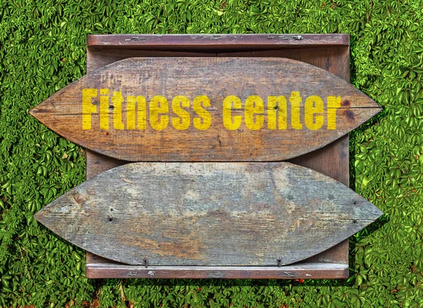 Fitness Center Placa velha de madeira pendurada em fundo de trepadeira de sebe hera — Fotografia de Stock