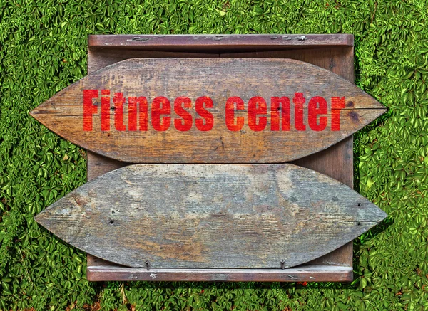 Fitness Center Placa velha de madeira pendurada em fundo de trepadeira de sebe hera — Fotografia de Stock