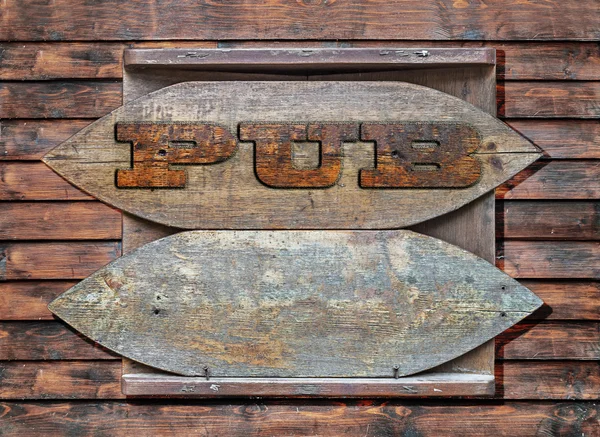 Pub drewniany znak powieszony na tle ściany drewniane — Zdjęcie stockowe